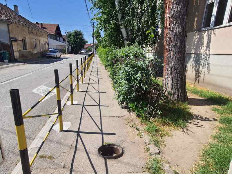 U Leskovcu danima otvoren šaht kod osnovne škole, u blizini polomljeno i dečije igralište