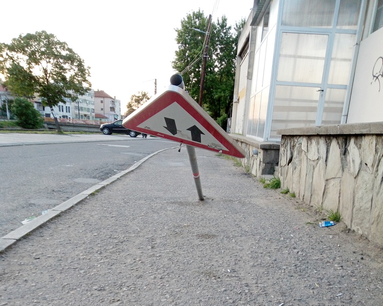 Obesni prolaznik izmestio i „napio“ saobraćajni znak