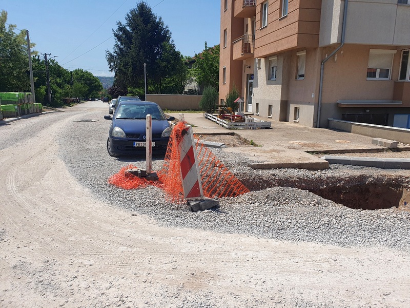 Završetak radova u Ulici Zagorke Nikolić kasni već dva meseca, kraj se ne nazire