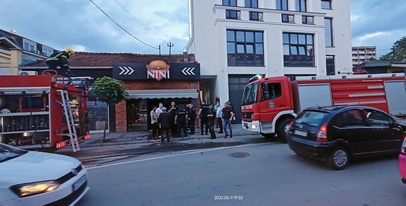 Mladić flašom benzina zapalio roštiljidžinicu u centru Leskovca, pa pobegao sa lica mesta