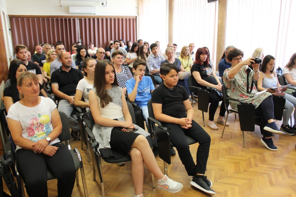 Najbolji vlasotinački studenti, učenici i mladi talenti nagrađeni iznosima od 30.000 do 10.000 dinara