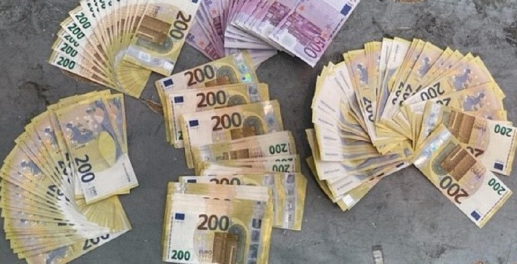 Preko 60.000 neprijavljenih evra u gepeku