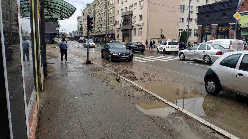 Raskrsnica u centru grada prekrivena blatom i vodom, otežava saobraćaj