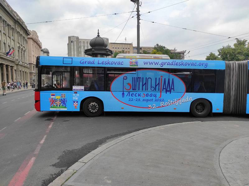 Najava „Roštiljijade“ na brendiranom autobusu u Beogradu