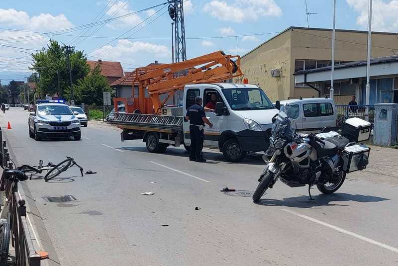 Udes u Vlajkovoj ulici u Leskovcu, povređen biciklista