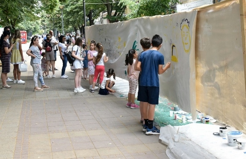 Manifestacija „Korak u boji“ okupila slikare i mališane na gradskom šetalištu