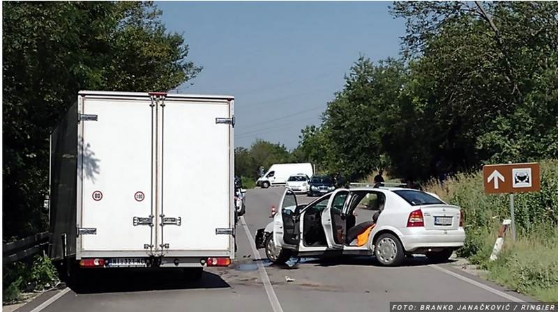 Težak udes kod petlje, u sudaru kamiona i automobila povređene tri osobe
