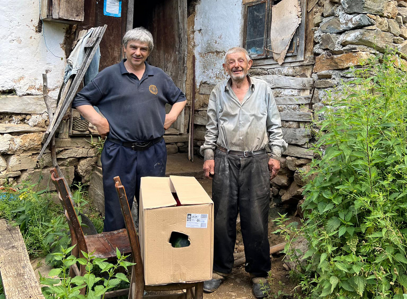 Telo umrle žene meštani sakupljali lopatom kako bi je sahranili