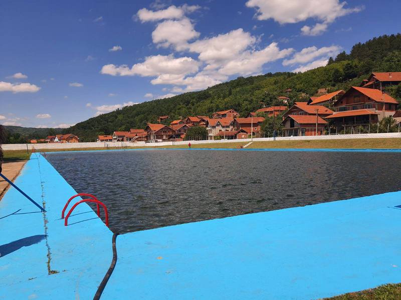 Otvorena sezona kupanja na najvećem bazenu na Balkanu čija voda uvek izgleda mutno (video)