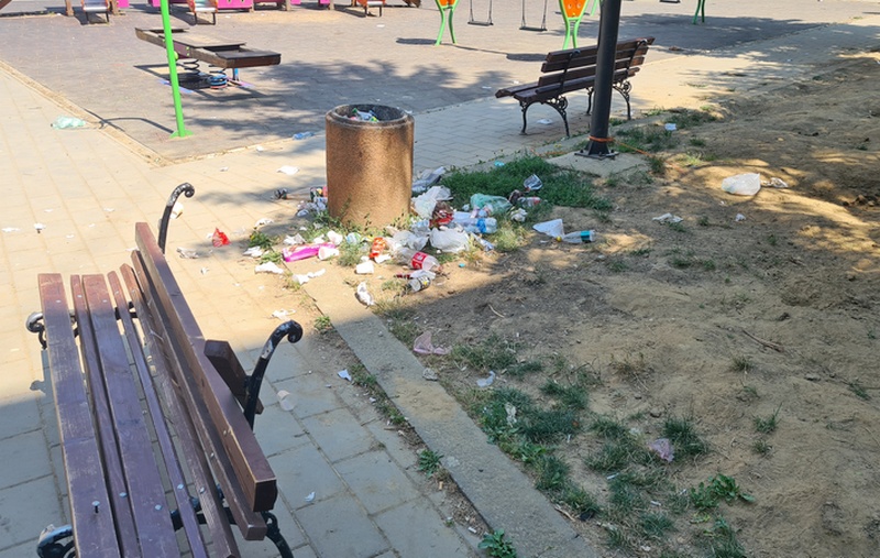 Igralište za decu u centru Leskovca kakvo ne zaslužujemo (video)