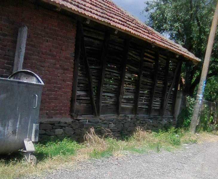 Nesvakidašnja tragedija: Muškarac iz sela kod Bojnika se utopio u buretu sa kominama