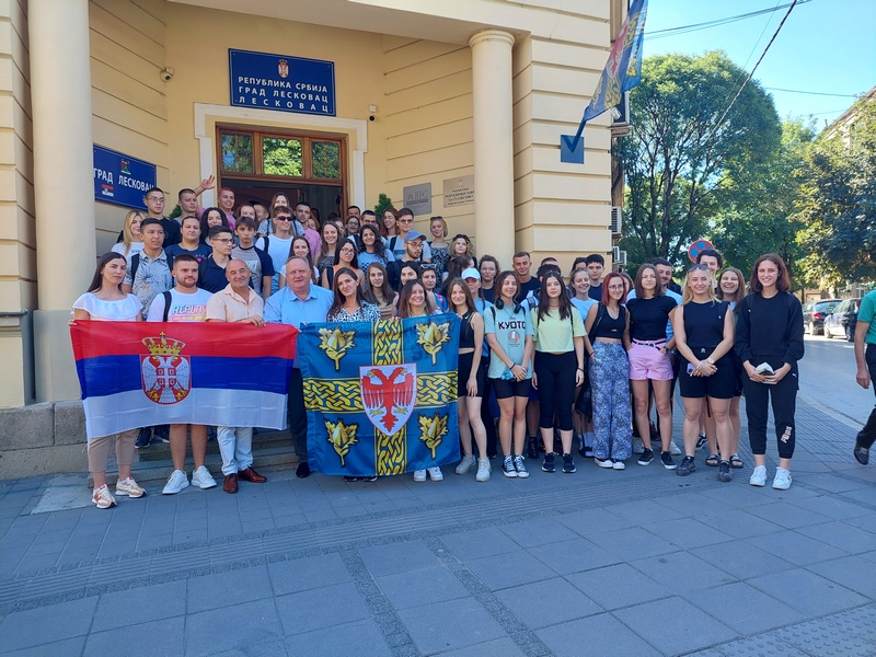 Oko 80 vukovaca iz leskovačkih srednjih škola krenulo na šestodnevnu ekskurziju po Srbiji