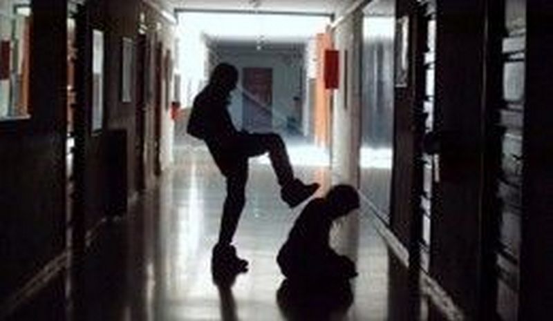 U školskom toaletu fizički zlostavljali i silovali maloletnika