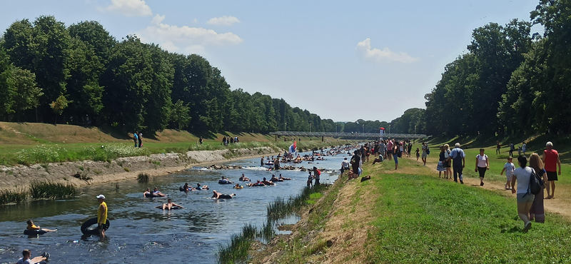 Na raftingu na Nišavi u Pirotu na gumama se spustilo oko 400 ljudi