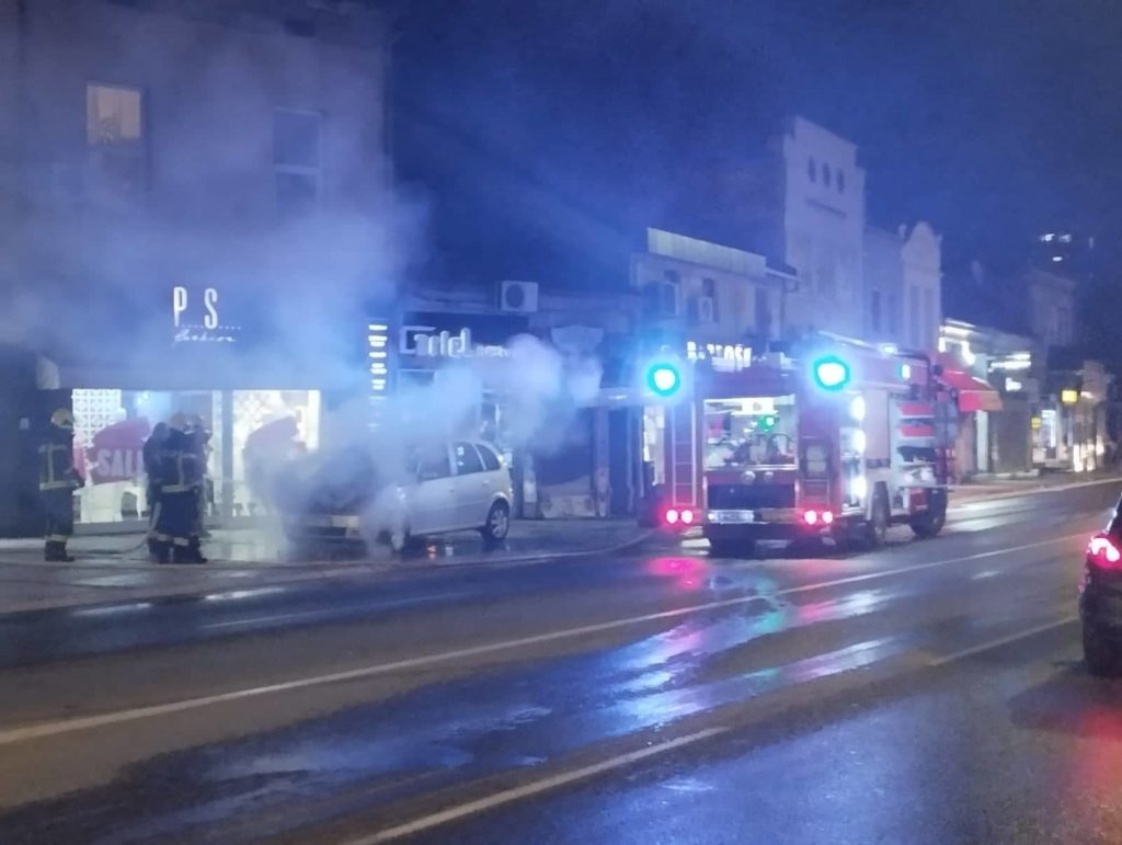 Zapalio se automobil u pokretu, centar grada u dimu, pola Leskovca bez struje (video)