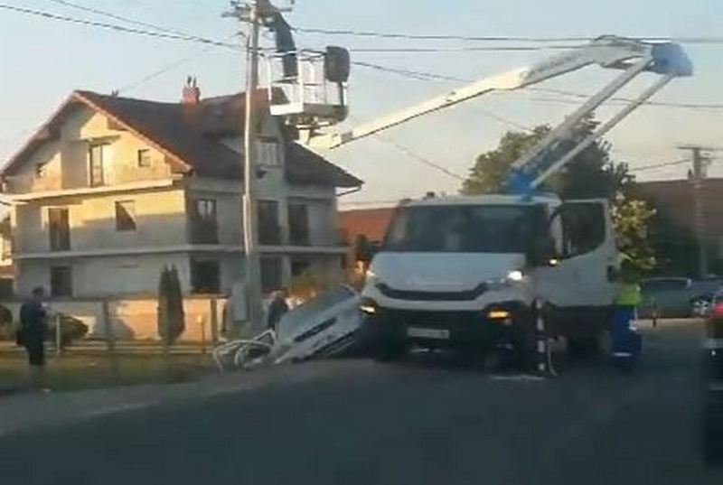 Na relaciji Leskovac – Lebane sleto s puta i udario u banderu (video)