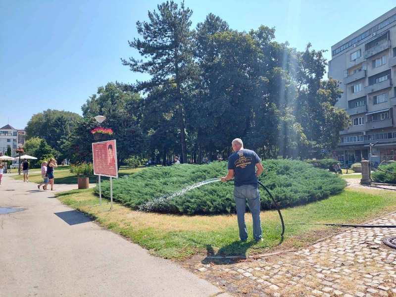 U centralnom parku „biju“ prskalice i creva