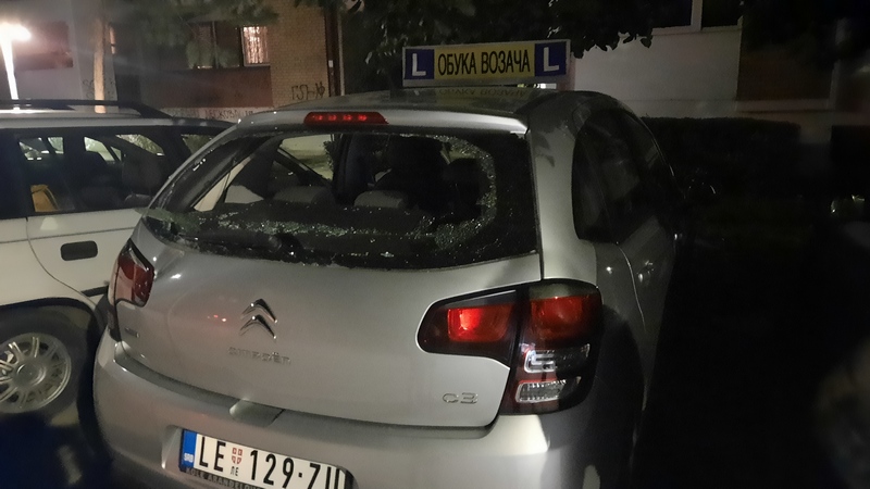 Žena automobilom uništila nekoliko vozila u ulici Nikole Skobaljića, umalo pregazila devojku pa pokušavala da pobegne sa lica mesta