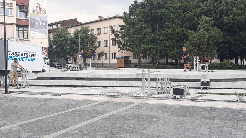 Karleuša ima posebne zahteve za svoj nastup, želi Leskovčanina da priredi spektakl, montira se bina na tri nivoa