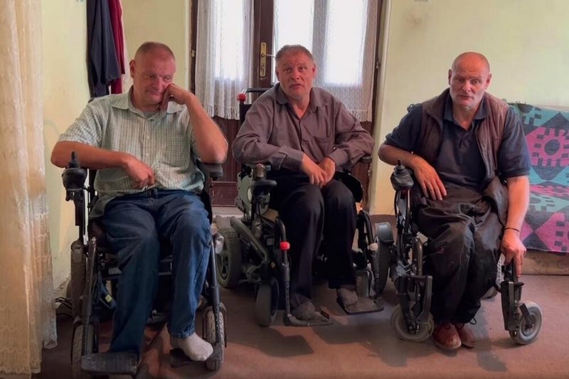 Tri brata blizanca, sva trojica invalidi: Nakon smrti roditelja prepušteni su sami sebi