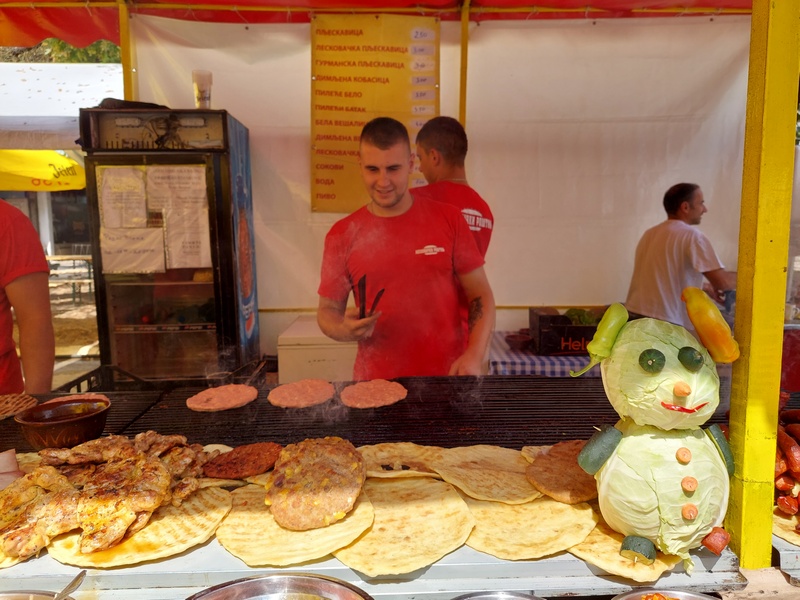 Izmeštanje bine na Gradski trg nije smanjilo prodaju specijaliteta sa roštilja, navalu posetilaca očekuju za vikend