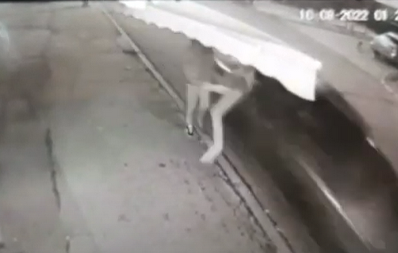 Maloletnik pokošen u centru Vlasotinca, srećom preživeo stravičan udar (uznemirujući snimak)