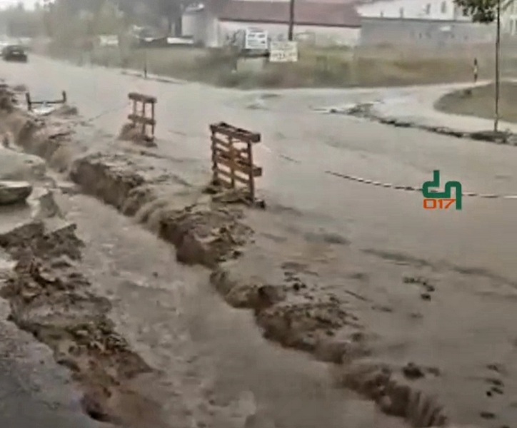 Jako nevreme pogodilo Vranje i jug Srbije, automobili plivaju u vodi (video)