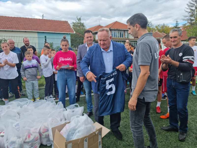 Fudbalski klubovi u Leskovcu dobili lopte i dresove, vredne 300.000 dinara
