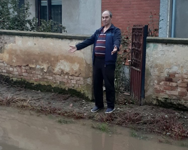 Markoviće iz Gornjeg Bunibroda kod Leskovca 30 godina muči jezero ispred kuće, žalili se “Bavki” ali pomoć izostala
