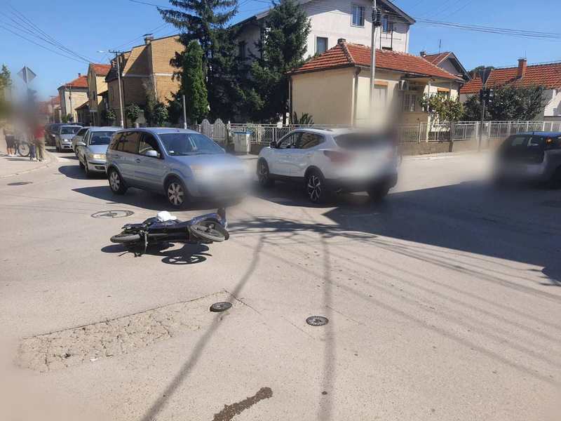 Udes na raskrsnici Nikole Skobaljića i Mlinske, oboren motociklista