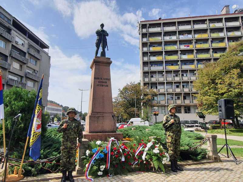 Venci i cveće isred Spomenika oslobodiocima na dan proboja Solunskog fronta