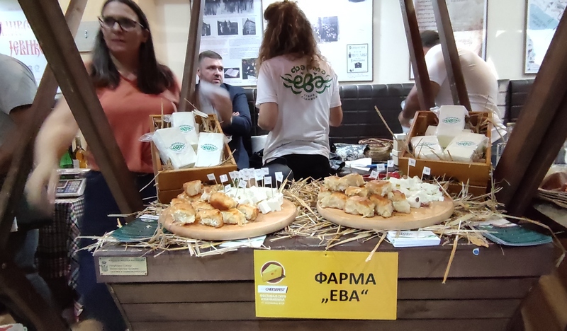 Gosti iz Hrvatske, Bugarske i Amerike oduševljeni mlečnim proizvodima na Festivalu sira i kačkavalja u Pirotu