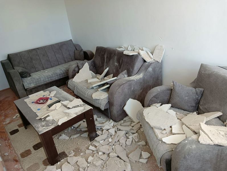 Zamalo izbegnuta tragedija – porodici Sokolović iz Leskovca deo plafona pao u dnevnu sobu