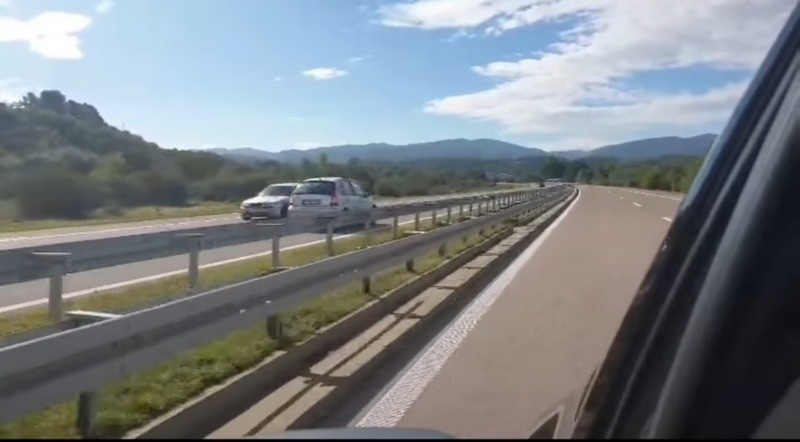 Nesvakidašnji prizor: Vlasotinačanka na autoputu kod kog Gredilice vozila u brzoj traci, ali u suprotnom smeru