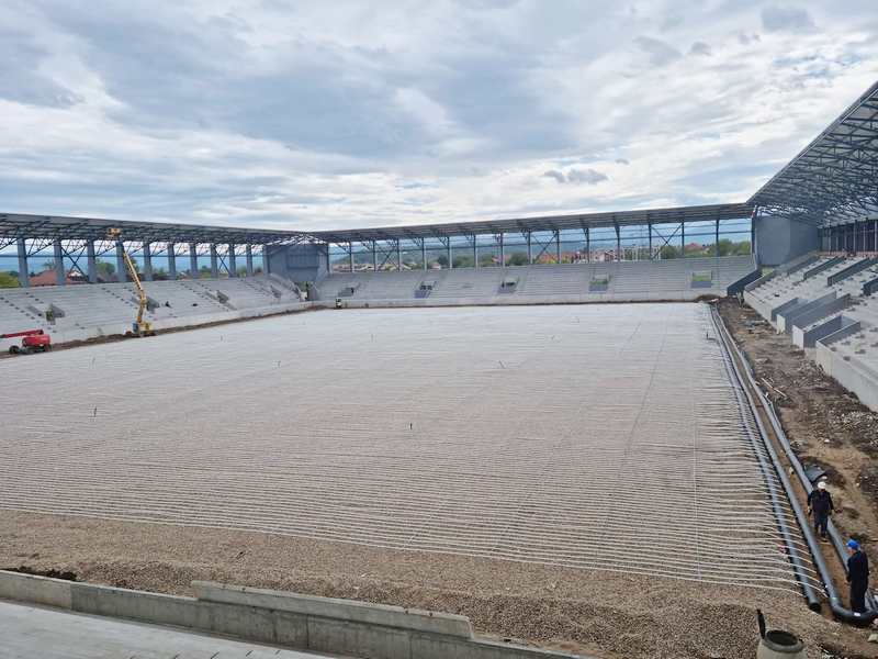 Postavljene cevi za zagrevanje terena i završava se pokrivanje tribina na budećem stadionu u Leskovcu (video/foto)