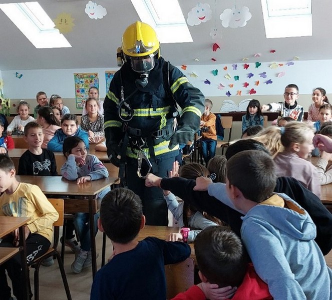 Vatrogasci uče decu kako da se ponašaju pri poplavama, požarima i zemljotresima