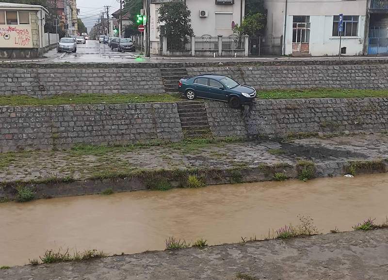 „Opel vektra“ još visi iznad Veternice u Leskovcu