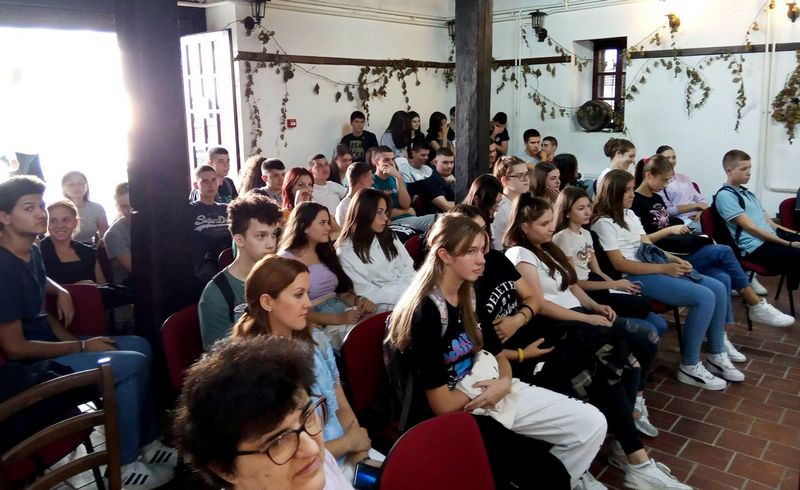 Biblioteka i Gimnazija obeležile Međunarodni dan pismenosti u Vlasotincu