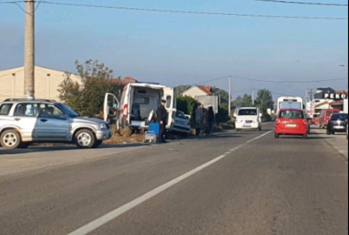 Povređene tri osobe u sudaru bolničkog saniteta i putničkog vozila na putu Vlasotince-Leskovac
