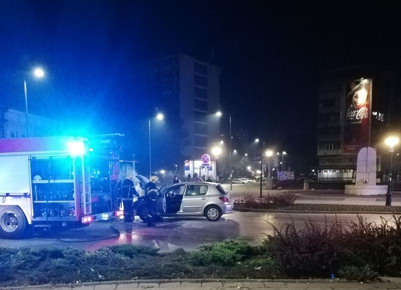Zapalio se automobil u centru Leskovca, saobraćaj se otežano odvija