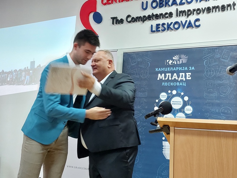 Na dodeli novčanih nagrada mladim talentima, gradonačelnik Leskovca jednom od njih ponudio posao u svom kabinetu