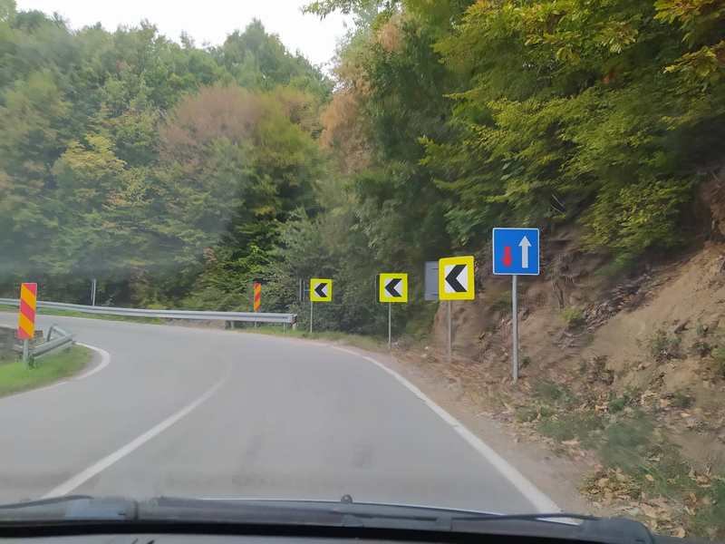 Do Medveđe signalizacija kao na auto-putu, a od Medveđe do Sijarinske Banje…