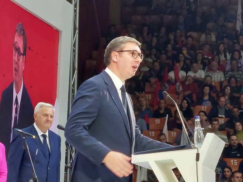 Vučić u Leskovcu: Vrane i gavrani nam otimaju Kosovo svaki dan, ali mi ne damo! (video)