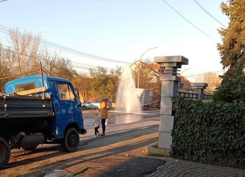 Iz hidranta gejzir na izlazu iz Leskovca (video)