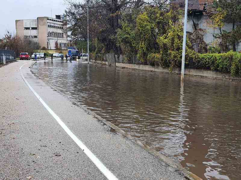Poplavljena Tekstilna ulica u industirijskoj zoni, pod vodom mnoge ulice u Leskovcu