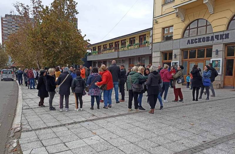 Profesori protestovali u Leskovcu protiv nasilja nad kolegama: Deca i nas maltretiraju!