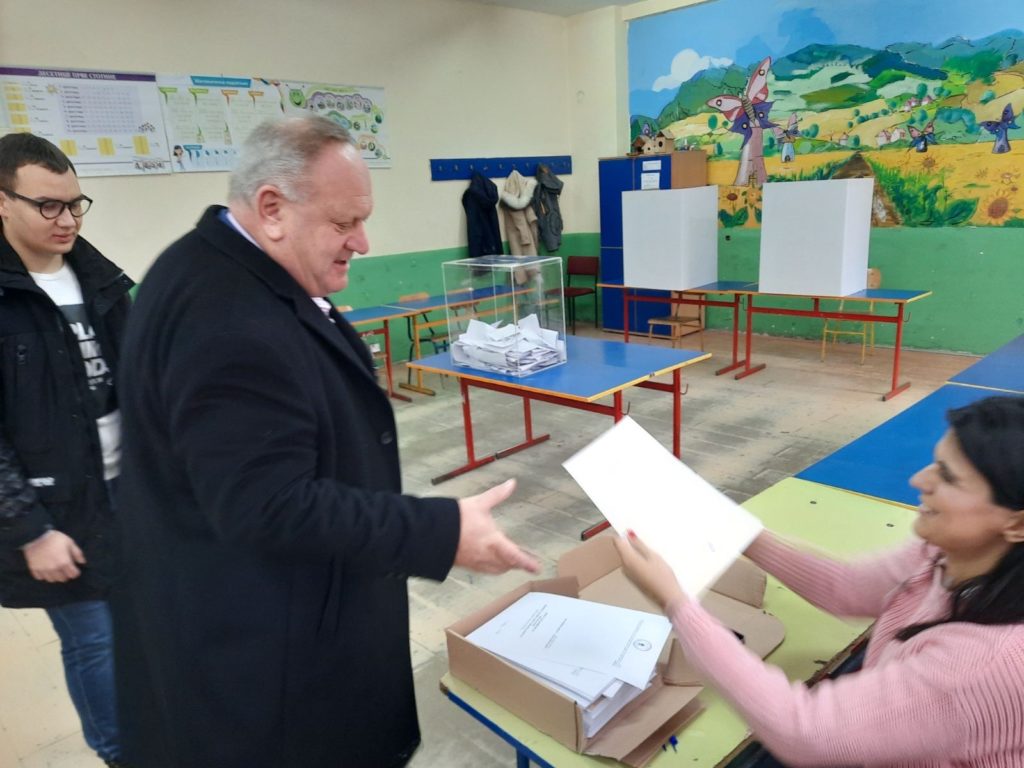 Lider SNS Goran Cvetanović glasao u MZ „Moše Pijade“