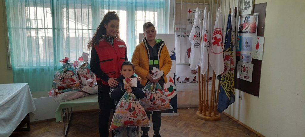 U Crvenom krstu Leskovac podeljeni novogodišnji paketići za decu iz hraniteljskih porodica