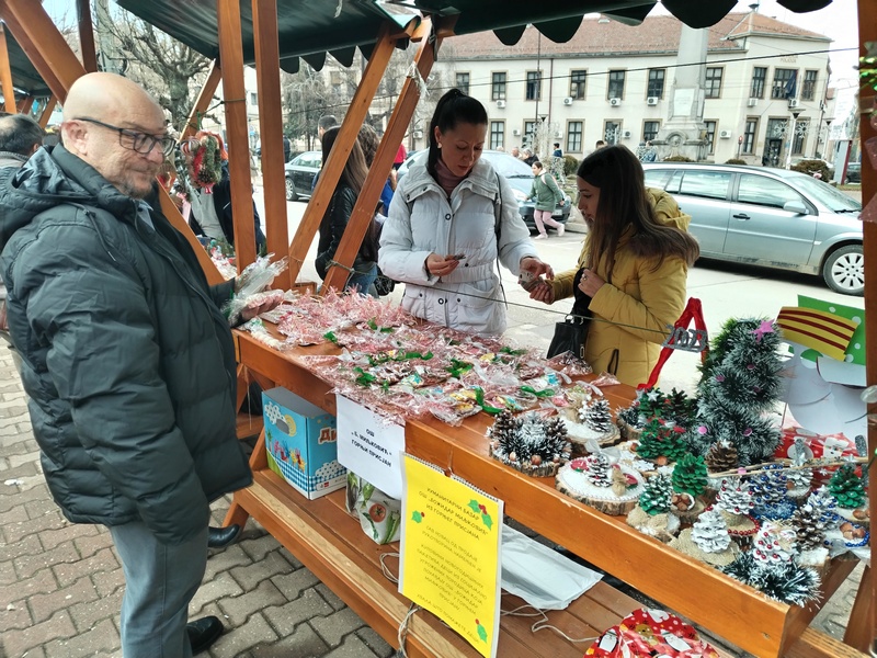 Na novogodišnjem bazaru u Vlasotincu velika zainteresovanost kupaca za rukotvorine