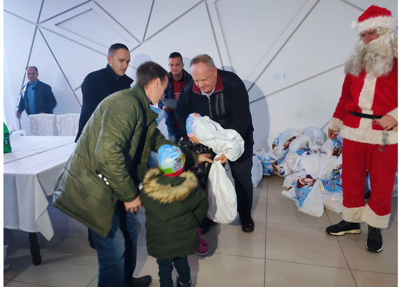 Gradonačelnik Leskovca danas podelio više od 800 paketića mališanima u pečenjevačkom, brestovačkom i manojlovačkom